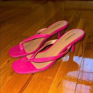 Old Navy Hot Pink Thong Kitten Heel Sandals